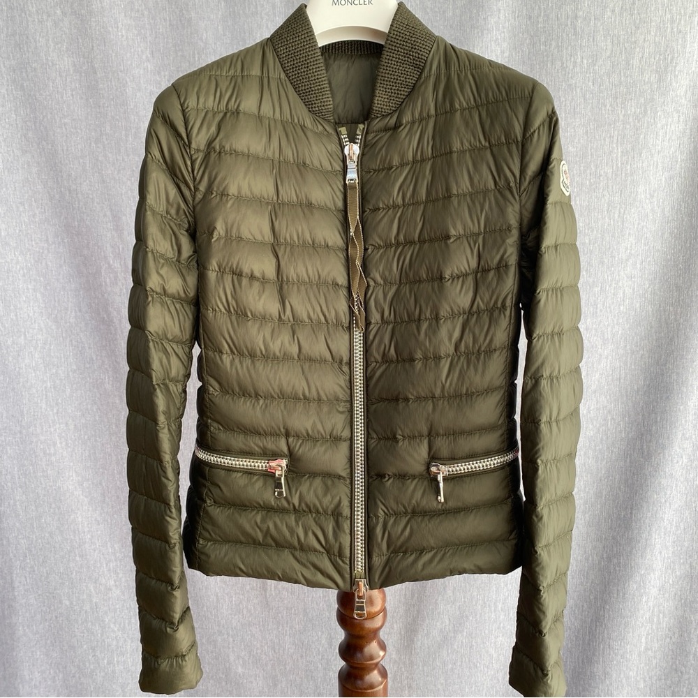 Moncler | Blennie Zip Cuff Zip Pocket Lightweight Olive Green Short Down Jacket